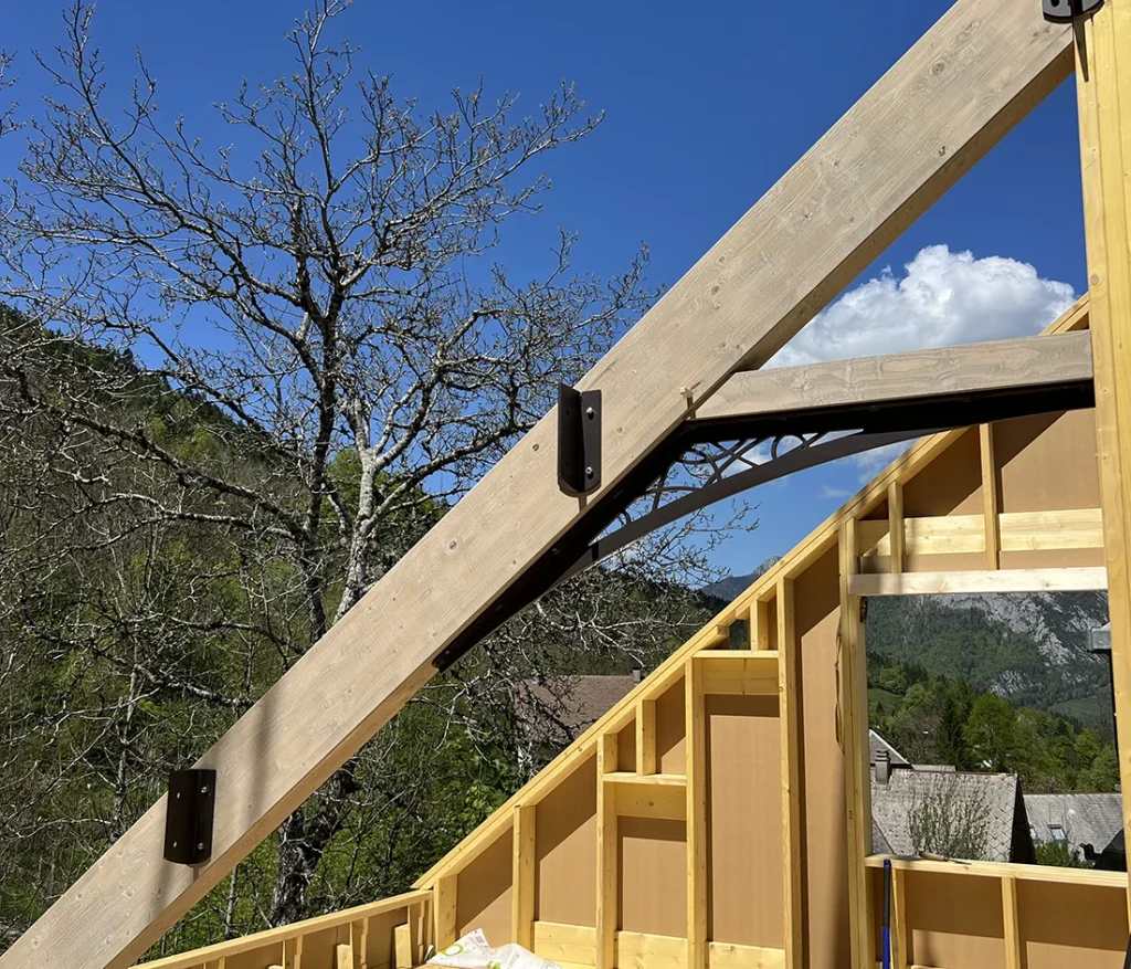 Détail d’assemblage de charpente en bois avec renfort métallique sur mesure