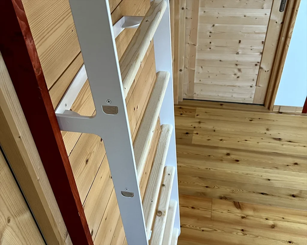 Échelle de mezzanine en bois avec structure métal pour accès aux combles sur mesure