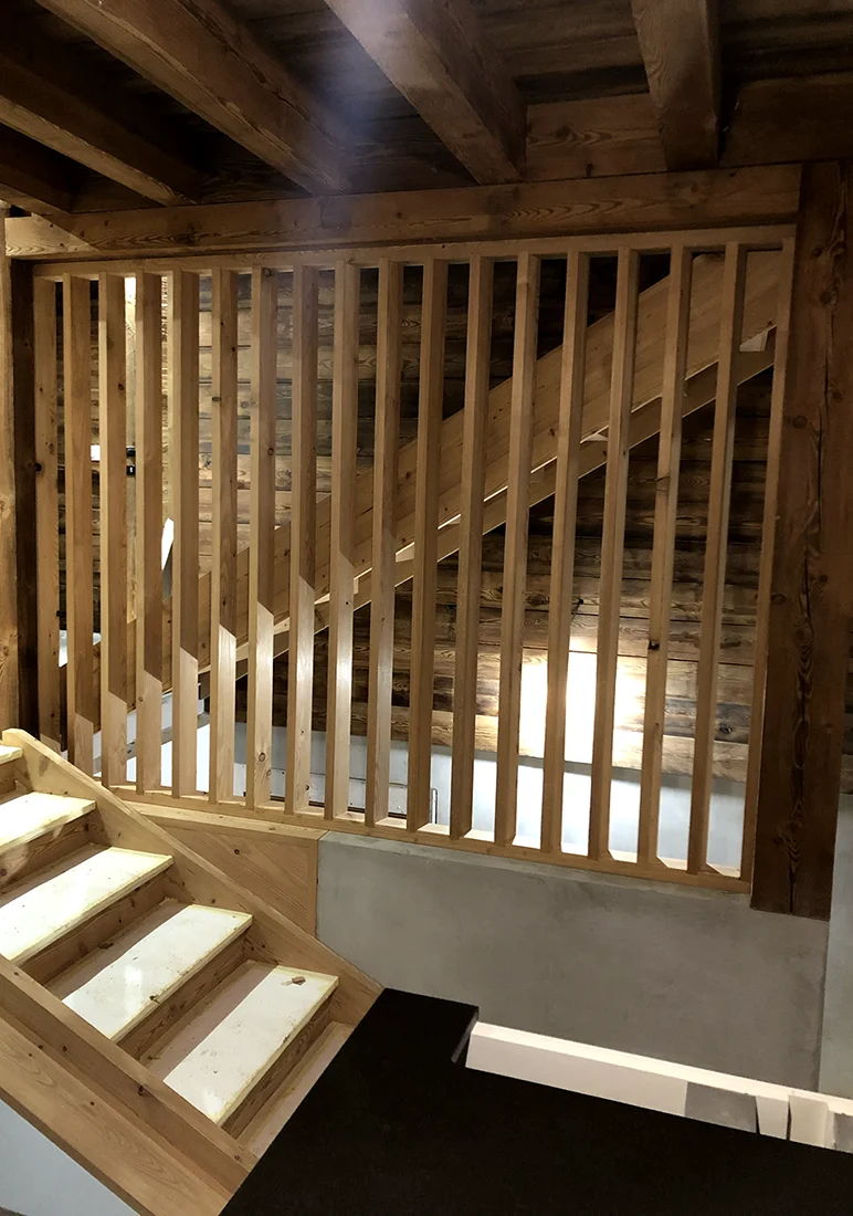 Escalier en bois avec garde-corps type claustra en tasseaux verticaux sur mesure
