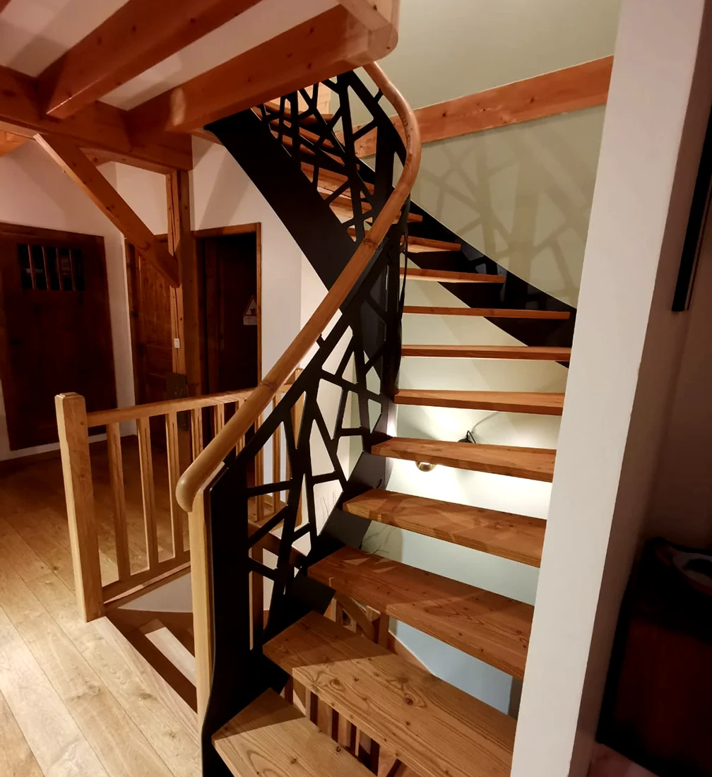 Escalier en bois sur mesure avec garde-corps en métal découpé au design graphique contemporain