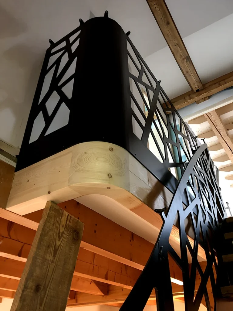 Escalier bois et métal sur mesure avec garde-corps graphique en acier noir design contemporain