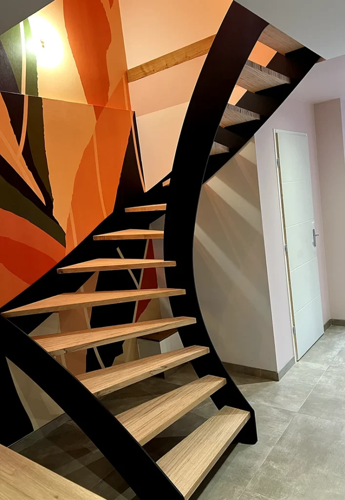 Escalier en bois et métal sur mesure avec structure courbe et design contemporain