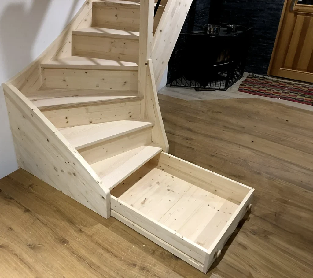 Escalier en bois sur mesure avec tiroir de rangement intégré pour optimisation de l’espace