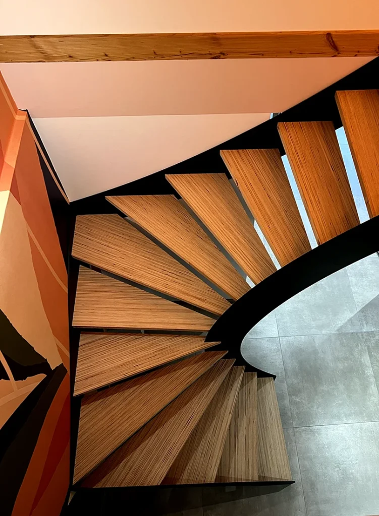 Escalier hélicoïdal en bois et métal sur mesure avec design contemporain et marches graphiques