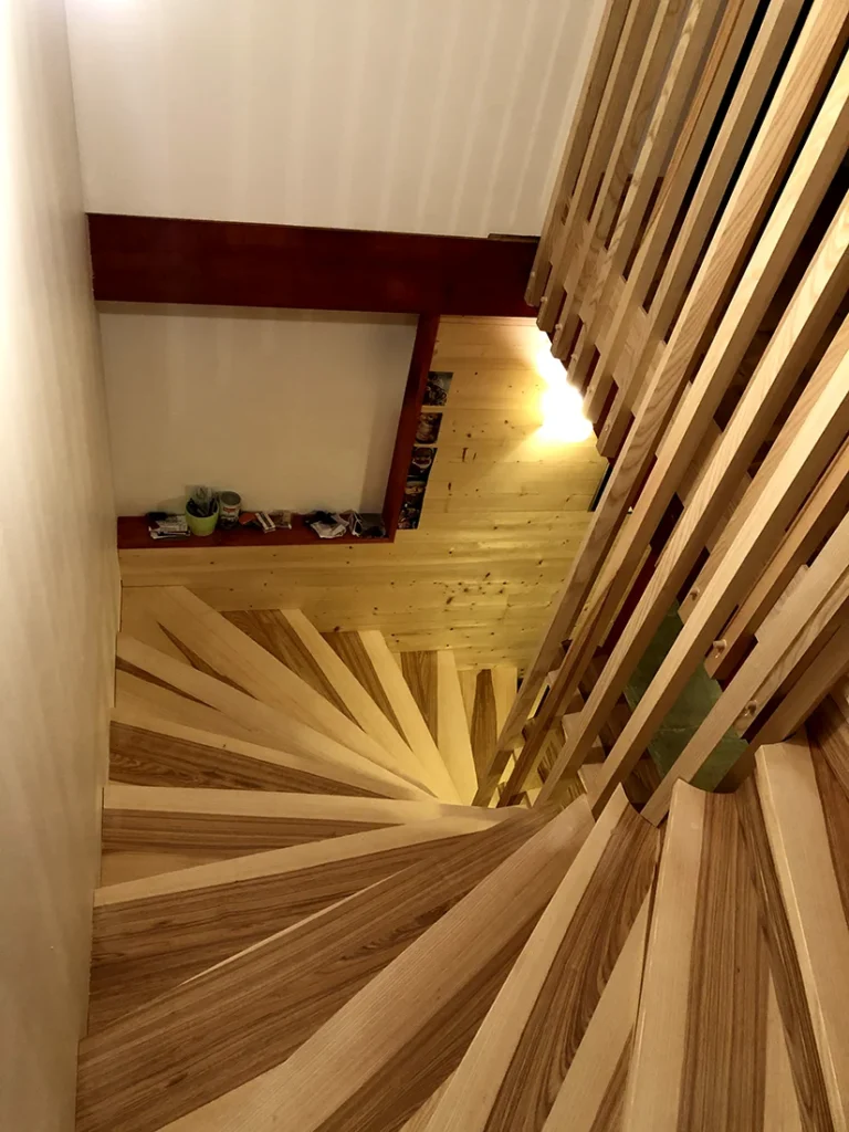 Escalier hélicoïdal en bois sur mesure avec marches graphiques et design contemporain