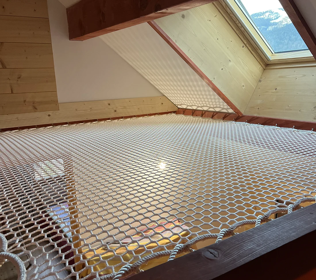 Filet suspendu en mezzanine pour aménagement de combles sur mesure avec structure bois