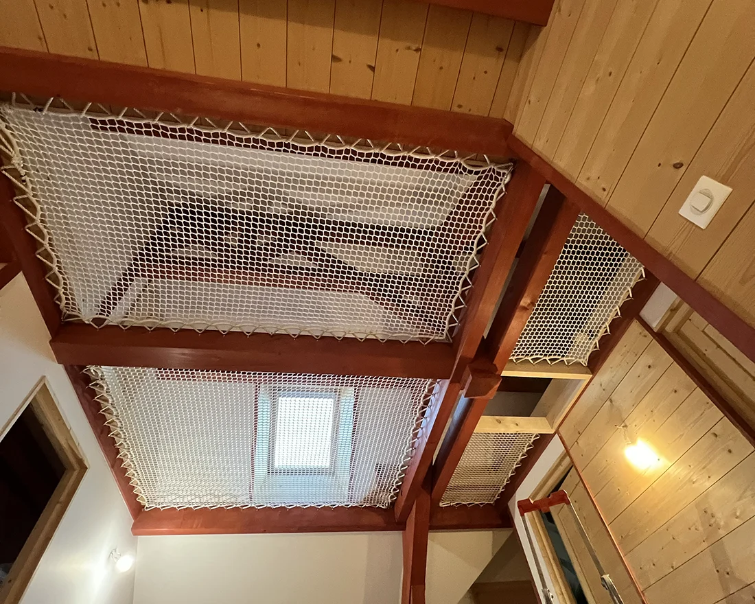 Filet d’habitation suspendu dans des combles avec structure bois pour espace détente sur mesure