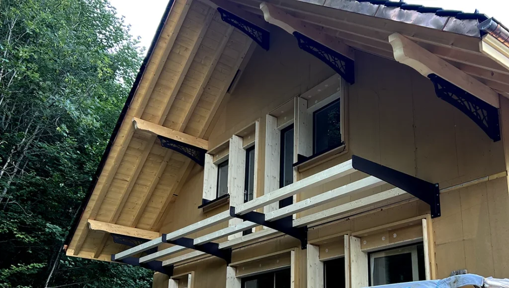 Charpente décorative bois et métal sur mesure en Isère, région Chartreuse