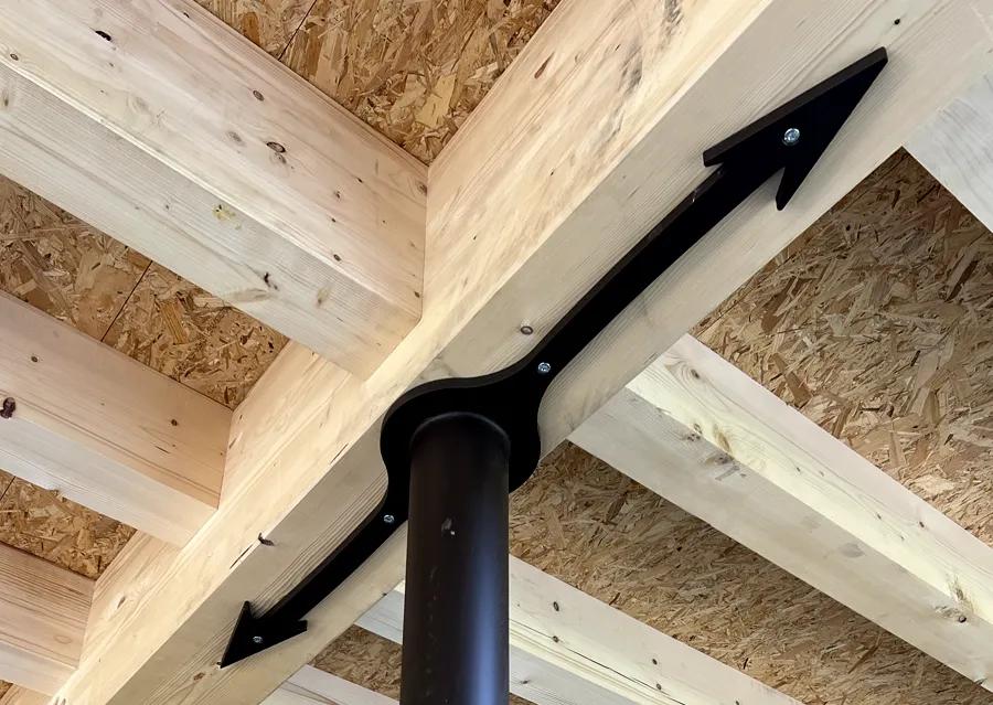 Détail d’ornementation de charpente en bois avec pièce métallique décorative sur mesure
