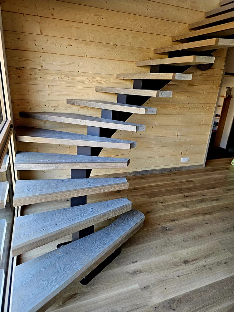 Escalier en bois avec limon central en métal sur mesure au design contemporain